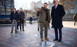 В Киеве установили памятную табличку с именем Байдена