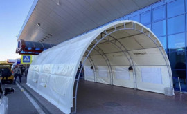 Палатка на входе в аэропорт Кишинева демонтирована изза сильного ветра