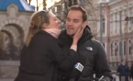 Un jurnalist australian a păţito la Chişinău a fost sărutat în direct la TV
