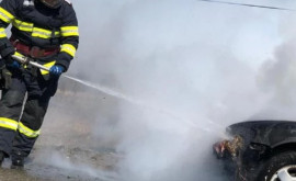 Un automobil distrus de flăcări pe traseul ChișinăuLeușeni