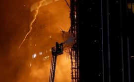 Incendiu puternic la un zgîrienori din Hong Kong