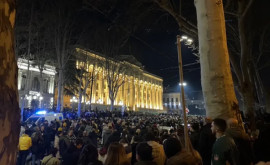 В Тбилиси тысячи человек вышли на протесты спецназ применил слезоточивый газ