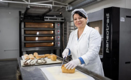 Femeia care a plămădit o afacere de succes și produce pâine călătoare