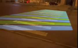 В Кишиневе тестируют новый тип подсветки пешеходных переходов