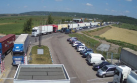 На КПП в Леушенах образовалась огромная очередь из грузовиков 