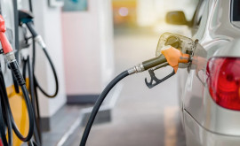 Prețurile carburanților în Moldova continuă să scadă