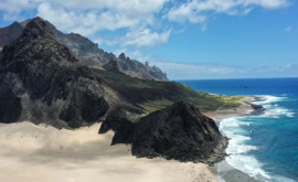 На острове в Атлантическом океане обнаружены пластиковые скалы 