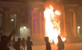 Протестующие против пенсионной реформы подожгли здание мэрии Бордо