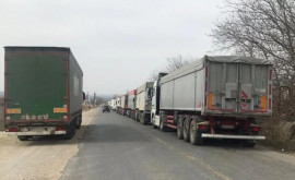 Se înregistrează trafic sporit de camioane la vama cu România