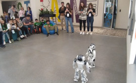 Roboți care dansează hora la UTM