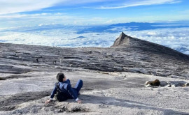 Un designer japonez a escaladat în costum unul dintre cei mai înalți munți din lume