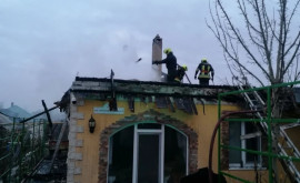 Acoperișul unei case din Orhei distrus de flăcări