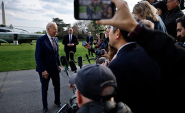 Biden a îngenuncheat la o întîlnire cu muncitorii