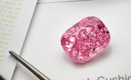 Un foarte rar diamant roz va fi scos la licitaţie