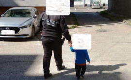 Un copil din Moldova desculţ şi îmbrăcat subţire găsit rătăcind pe o stradă din România