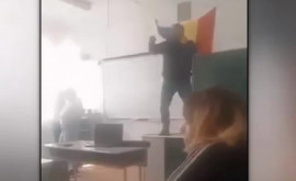 В Румынии учитель забрался на кафедру и начал танцевать перед учениками