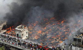 В Дакке сгорел популярный вещевой рынок 