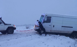 A nins în nordul țării Mai multe mașini au fost deblocate din zăpadă 