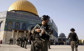 Масштабное столкновение палестинцев с израильской полицией в мечети Иерусалима
