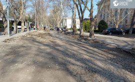 O serie de nereguli înregistrate în procesul de amenajare a trotuarelor din centrul istoric al Chișinăului