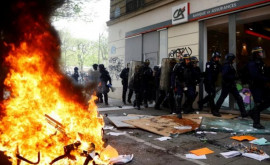 Parisul e în flăcări Noi proteste împotriva reformei pensiilor