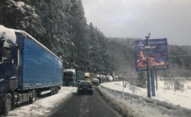 Trafic blocat complet pe unele drumuri din România Coloană de TIRuri de 35 de kilometri