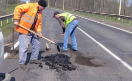  Gropi și mașini deteriorate pe traseul ChișinăuLeușeni Imaginile publicate pe internet și reacția autorităților 