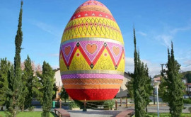 Самое большое в мире пасхальное яйцо установили в Бразилии
