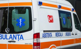 O ambulanță ce transporta un minor la spital blocată în noroi