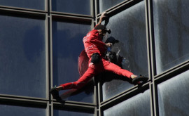 В Париже Человекпаук взобрался на небоскреб в поддержку протестующих 