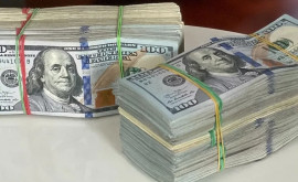 Un bărbat a retras 200 de mii de dolari din contul familiei și ia împrăștiat pe drum