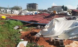 Ураган снес палатки пострадавших от землетрясения людей в Турции