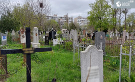 În cimitirele din țară a început curățenia Oamenii se pregătesc de Paștele Blajinilor