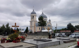 На столичных кладбищах собралось много людей чтобы помянуть усопших