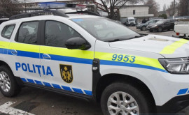 Maşinile cu design nou ale poliţiei din Moldova au început a fi văzute pe străzi