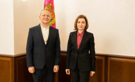 Maia Sandu ia conferit Ordinul Republicii maestrului internațional la șah Viorel Iordachescu 