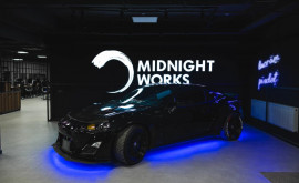  Au băgat o mașină sportivă de drift în oficiu Compania se numește MidnightWorks