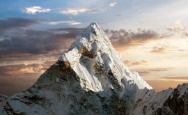 Oamenii de știință au aflat de ce Everestul produce zgomote ciudate la lăsarea întunericului