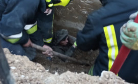 Сотрудники ГИЧС спасли двух мужчин изпод обрушившейся на них земли