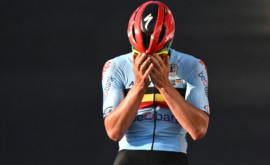 Ghinionul ciclistului la Giro dItalia ce la făcut să cadă în dreapta