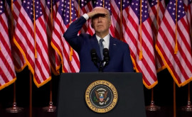 Biden nu a putut să găsească singur ieșirea de pe scenă după discurs