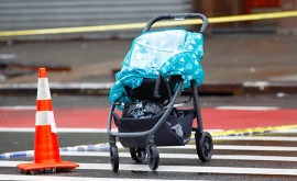 Momentul în care un om al străzii a oprit un cărucior cu copil care rula către stradă