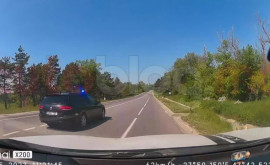 Abuz sau reală urgență O maşină civilă cu girofar albastru surprinsă angajată în încălcări