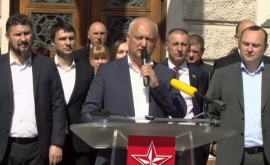 Dodon și consilierii socialiști în fața Primăriei Chișinău PSRM va avea un candidat al său