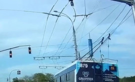 Un fir electric de troleibuz sa rupt în timpul deplasării pe o stradă din capitală