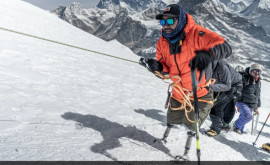 A demonstrat că nimic nu e imposibil Un bărbat a escaladat muntele Everest cu două picioare amputate