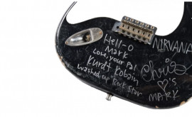 Разбитая гитара Курта Кобейна была продана на аукционе за 600 тыс долларов
