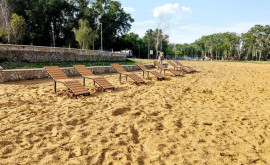 Mobilier nou pentru Parcul La Izvor pe plajă au fost instalate șezlonguri