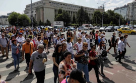 Mii de profesori și personal auxiliar din învățămînt au protestat la București