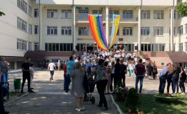 Simbolul LGBT la careul unei școli din Strășeni Cum explică directoarea reacția de critici
